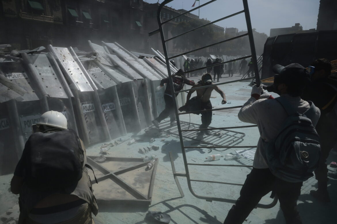 Permanecen hospitalizados 14 policías tras marcha en CDMX