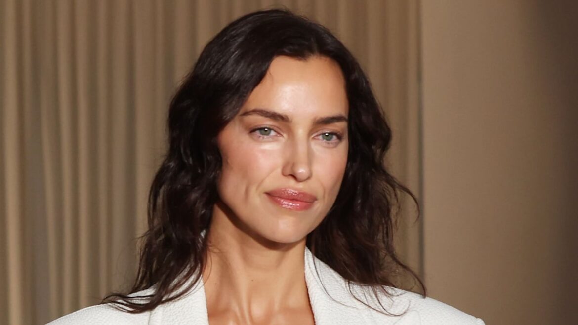 Irina Shayk debuta en el Calendario Pirelli 2026 con look gótico