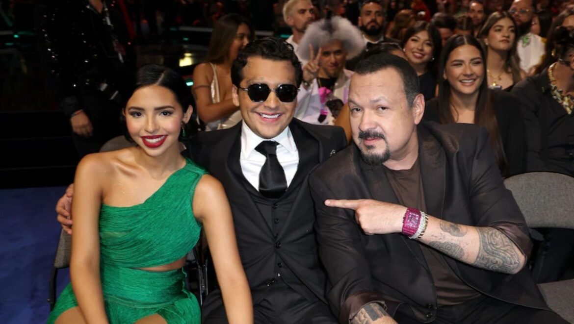 Pepe Aguilar es criticado por grabar a Ángela en un concierto