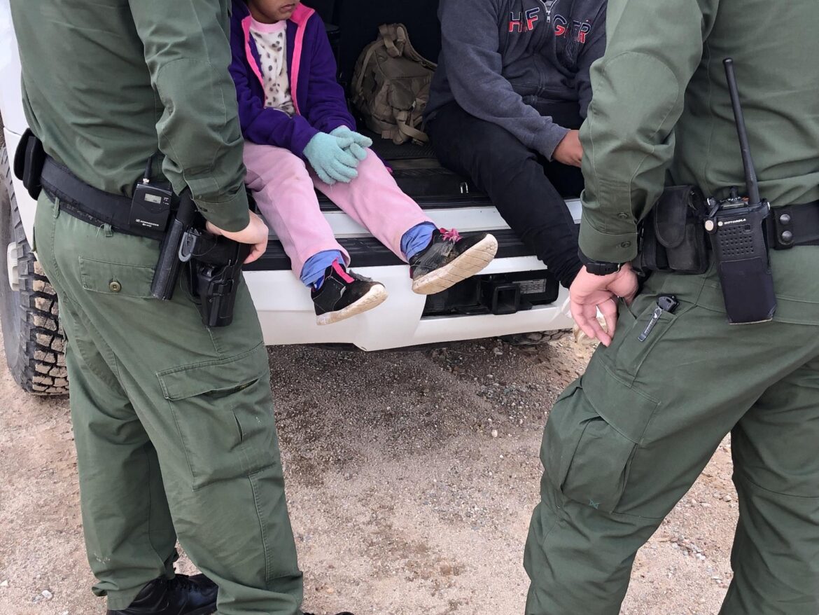 Niños migrantes enfrentan solos juicios en Arizona, alerta ONG