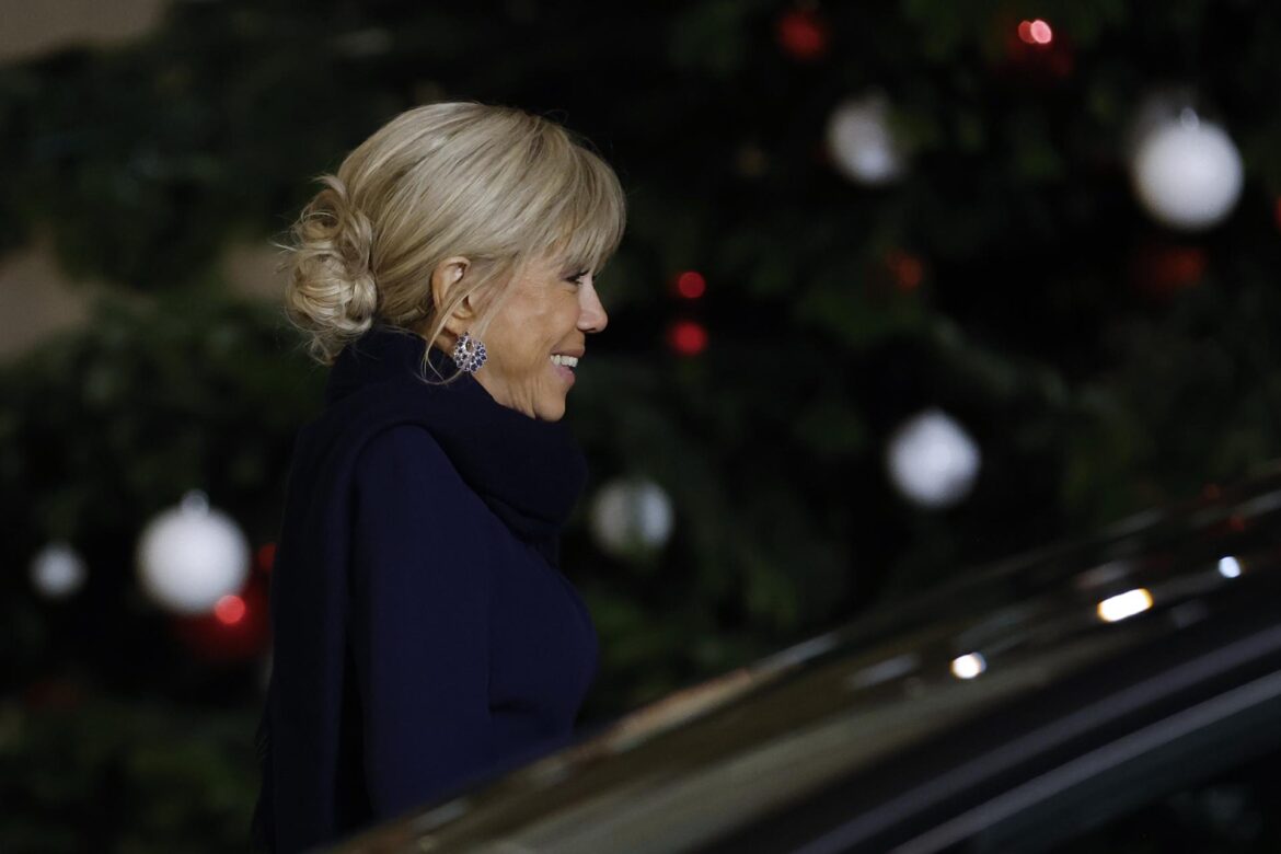 Brigitte Macron enfrenta querella por insultos a activistas feministas