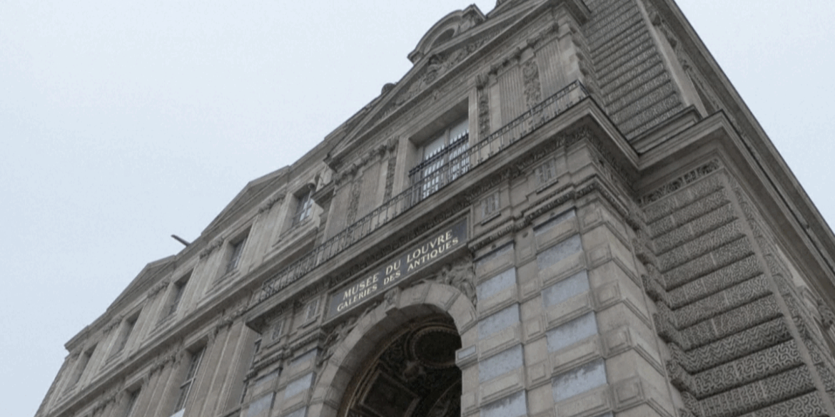 Louvre refuerza seguridad tras robo de joyas del siglo XIX
