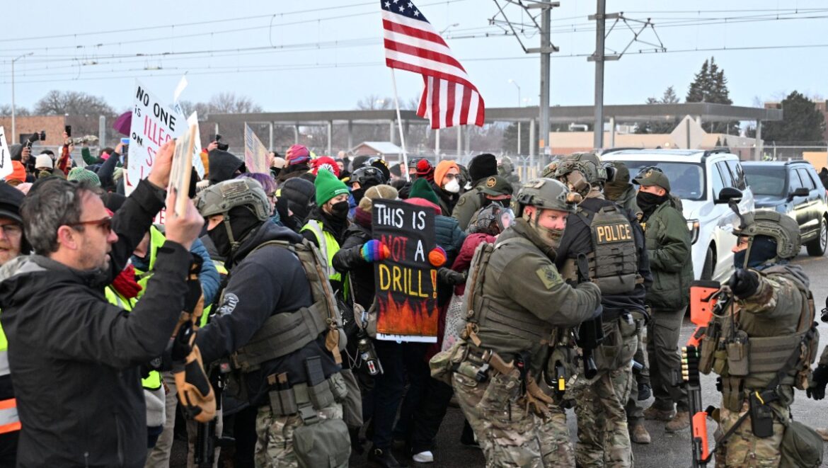 Miles protestan en EU tras tiroteos en operativos del ICE