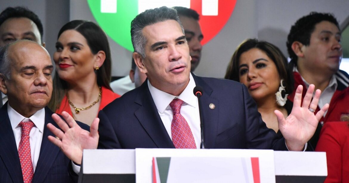 PRI pierde 500 mil militantes y negocia alianza con PAN