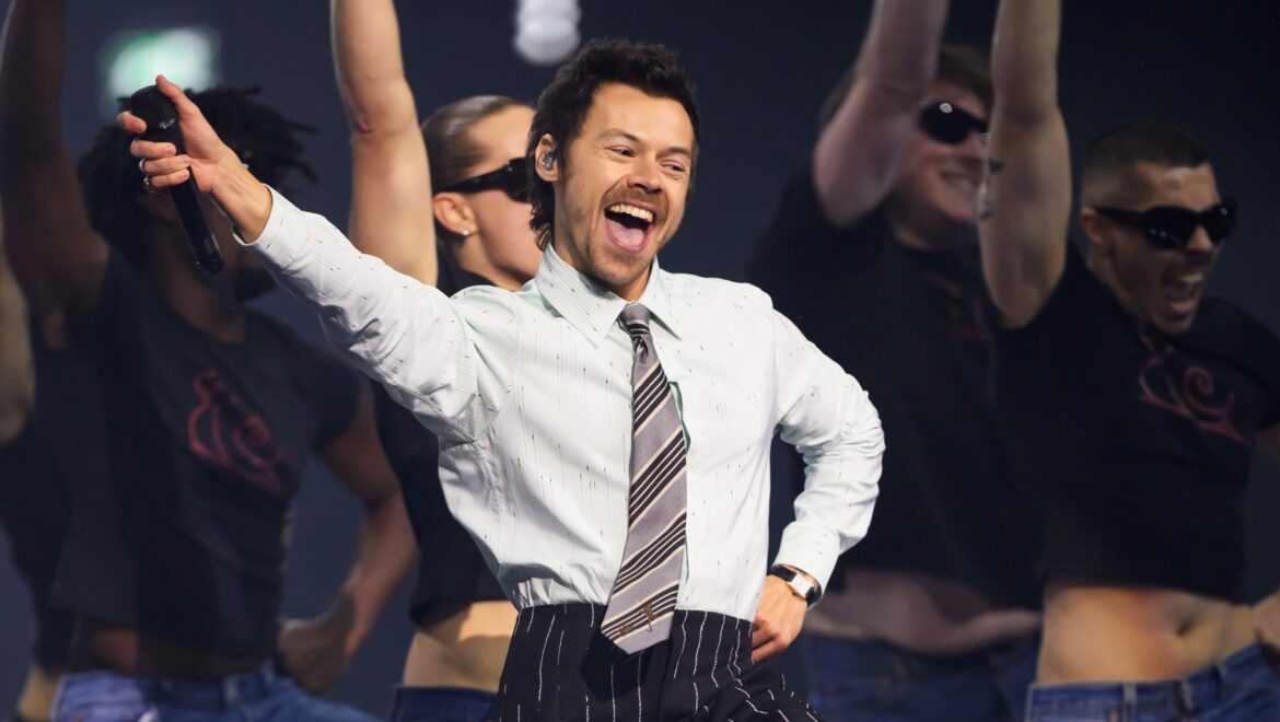 Harry Styles lanza "Kiss All the Time" y anuncia gira mundial