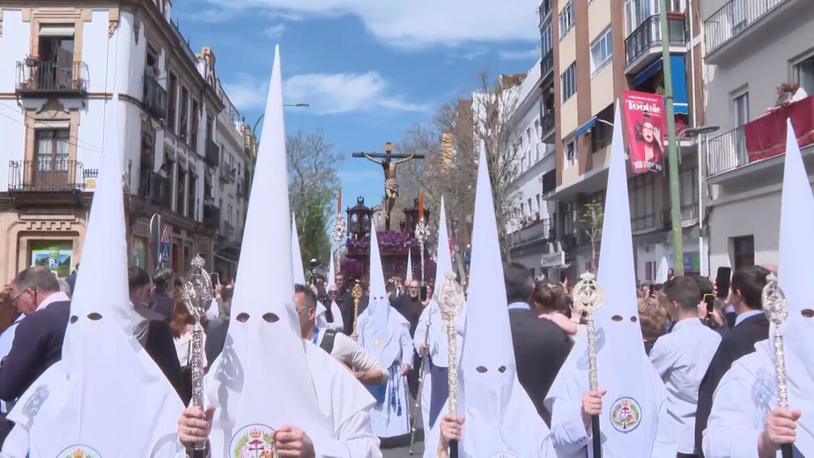 Sevilla se prepara para la Madrugá con miles de nazarenos