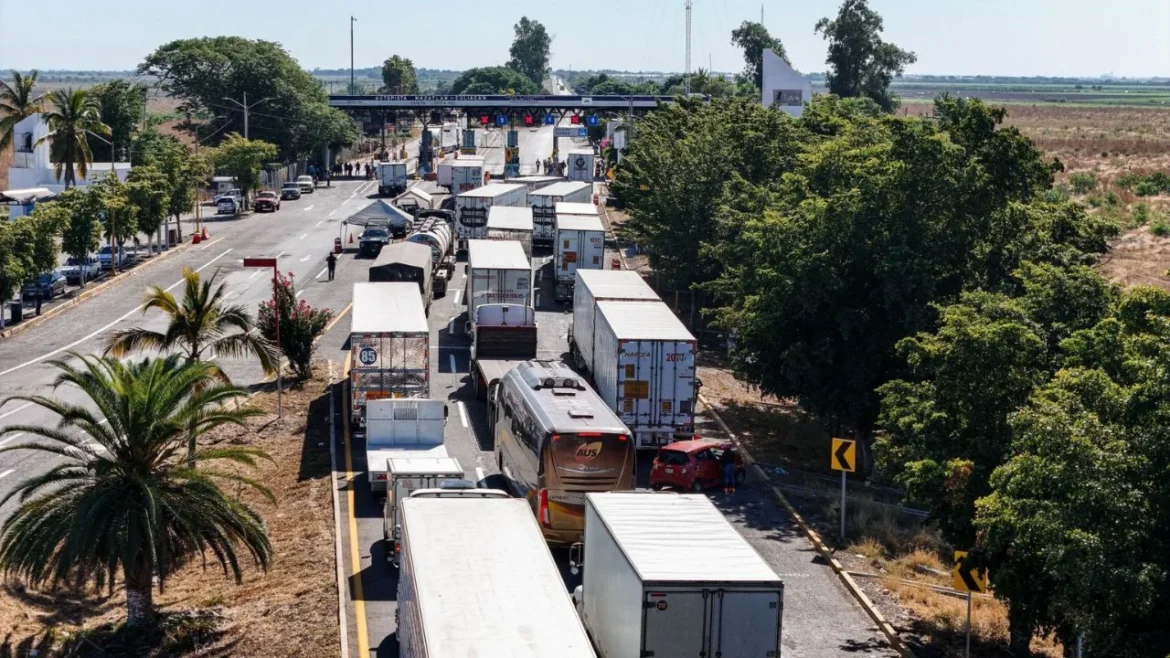 Transportistas suspenden bloqueos, pero continúan protestas en México