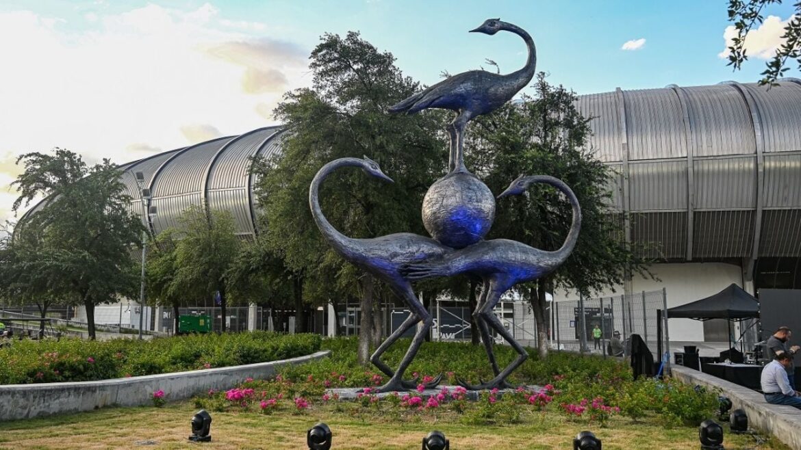Amador Montes inaugura escultura por Mundial 2026 en Monterrey