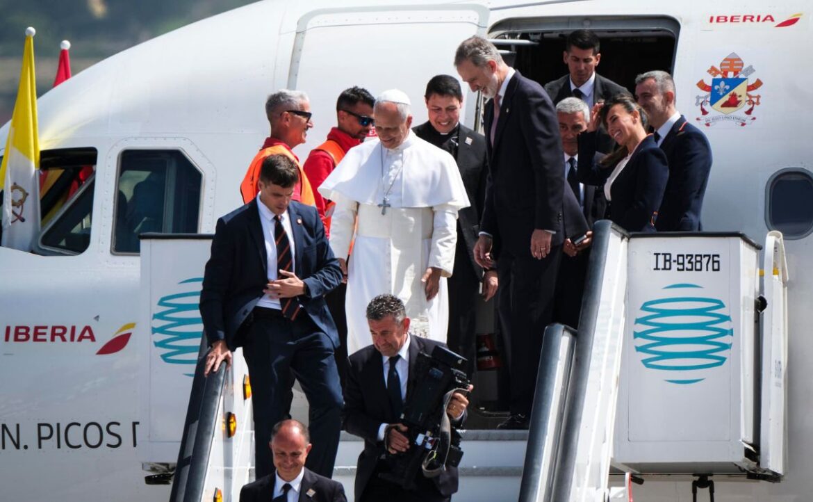 Vuelo del papa León XIV retrasado en Tenerife por fallo técnico