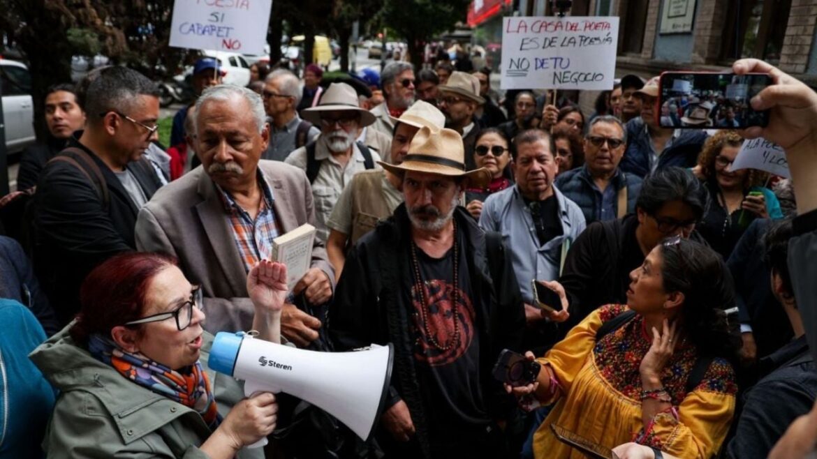 Escritores protestan contra cambio de Casa del Poeta a cabaret