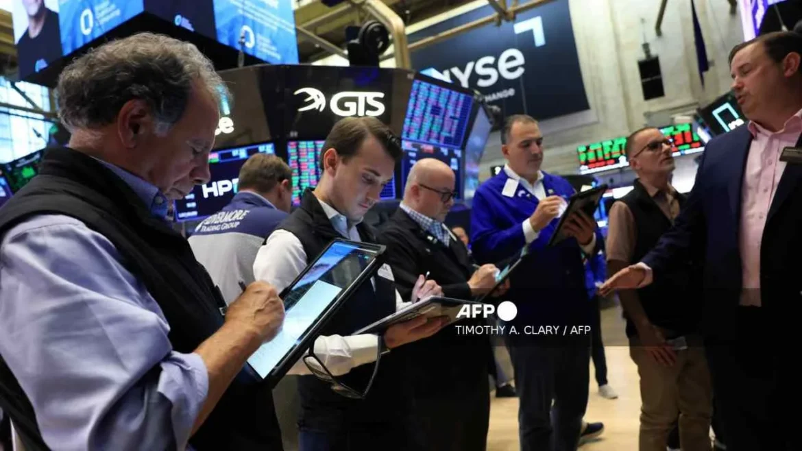Wall Street cierra mixto por incertidumbre sobre tasas de la Fed