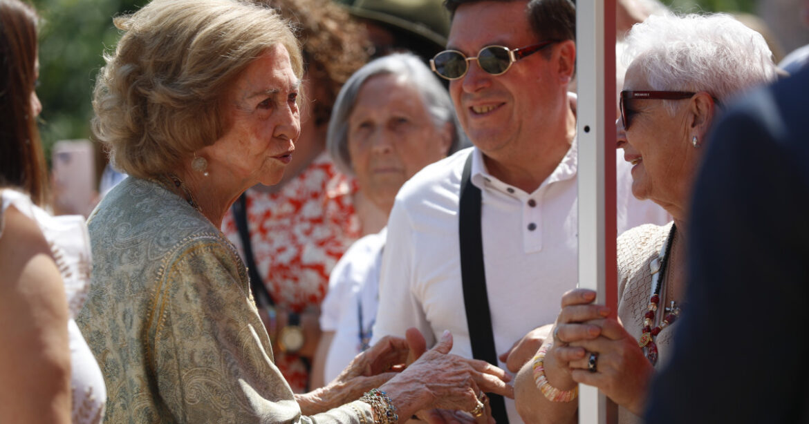 La Reina Sofía visita la sede de Inditex en Arteixo tras diez años